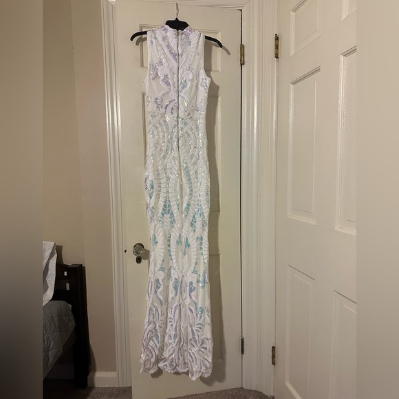 GALA/HOMECOMING/WEDDING… Turns heads in this beautiful IRIDESCENT WHITE gown! - Picture 3 of 4